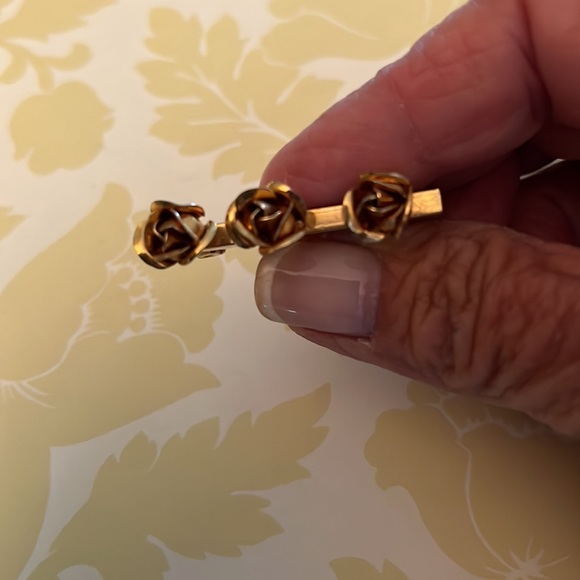 Sweet vintage 3 Rose bar pin - Picture 2 of 5